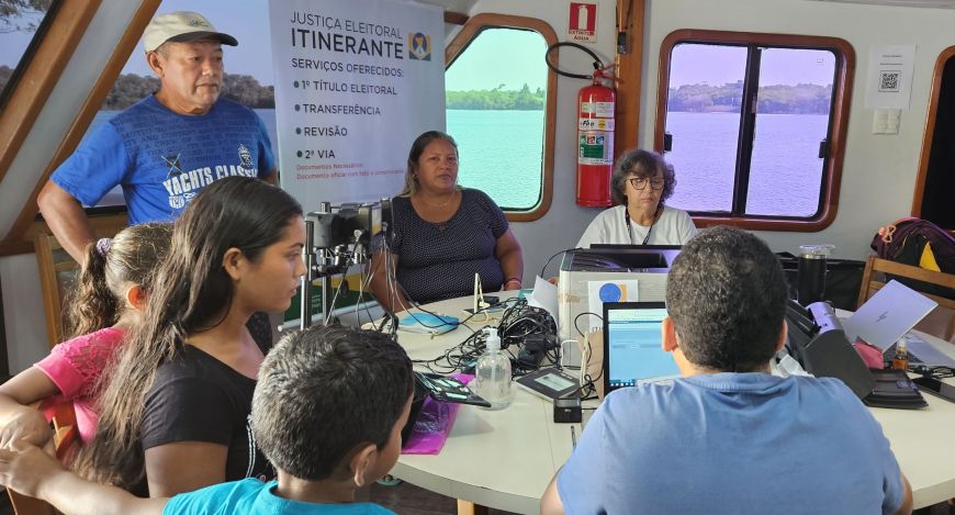 Servidores da Justiça Eleitoral Itinerante realizam atendimento no interior de um barco