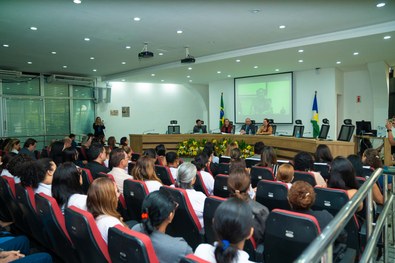 Plenário do TRE lotado de pessoas; e na bancada estão o presidente do TRE, um juiz, uma juíza e ...