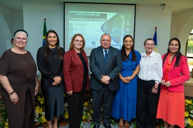 Plenário do TRE lotado de pessoas; e na bancada estão o presidente do TRE, um juiz, uma juíza e ...