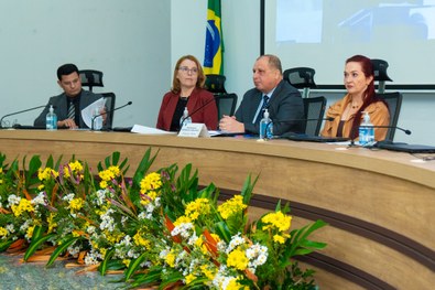 Plenário do TRE lotado de pessoas; e na bancada estão o presidente do TRE, um juiz, uma juíza e ...