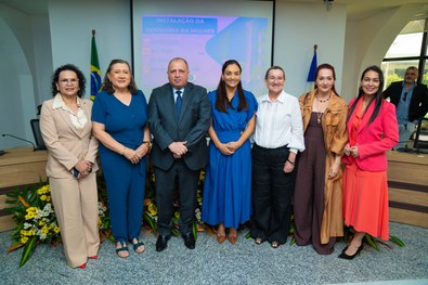 Plenário do TRE lotado de pessoas; e na bancada estão o presidente do TRE, um juiz, uma juíza e ...