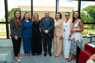 Plenário do TRE lotado de pessoas; e na bancada estão o presidente do TRE, um juiz, uma juíza e ...