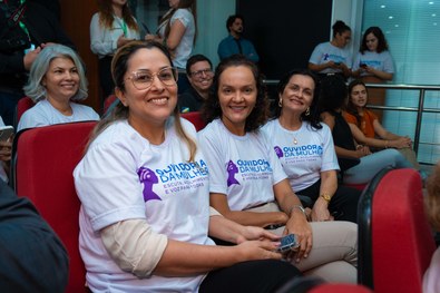 Plenário do TRE lotado de pessoas; e na bancada estão o presidente do TRE, um juiz, uma juíza e ...
