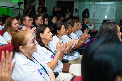 Plenário do TRE lotado de pessoas; e na bancada estão o presidente do TRE, um juiz, uma juíza e ...