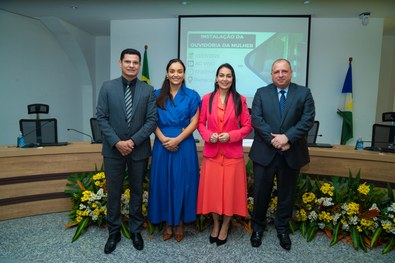 Plenário do TRE lotado de pessoas; e na bancada estão o presidente do TRE, um juiz, uma juíza e ...