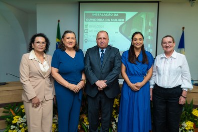 Plenário do TRE lotado de pessoas; e na bancada estão o presidente do TRE, um juiz, uma juíza e ...
