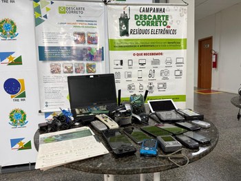 Cinco pessoas sorridentes posam em um ambiente interno, ao lado de um carrinho do Boticário com ...