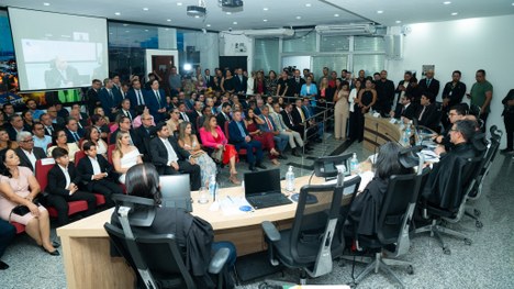 Imagem mostra uma mesa de sessão do Judiciário com vários homens adultos usando vestes formais p...