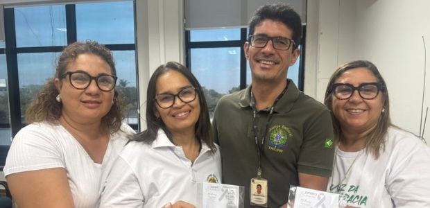Janeiro Branco Imagem com 4 quatro pessoas, sendo 3 mulheres e 1 homem. Todos usam óculos de grau.