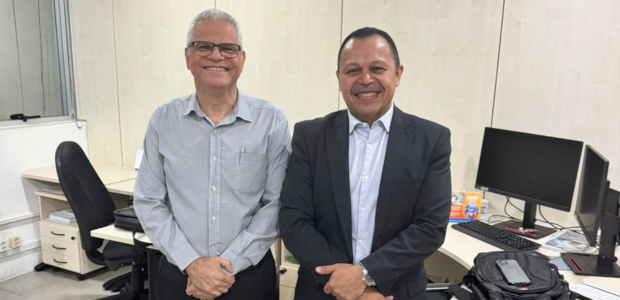 José Ricardo e Jonilton Oliveira, Secretários de Administração do TRE-AL e TRE-RR, respectivamente. Na foto em uma sala de paredes brancas, 2 homens em pé. Por detrás deles, mesas, computadores e ...