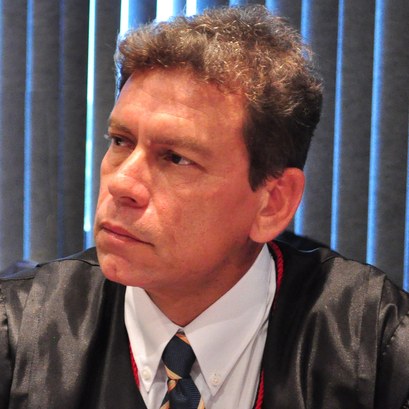 Juiz Antônio Martins do pleno do TRE-RR Close juiz titular Antônio Martins com toga.