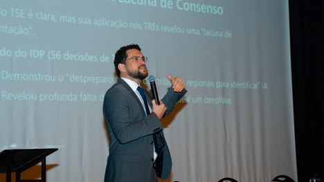 A foto mostra uma mesa comprida, coberta com toalha branca, onde vários homens de terno estão se...