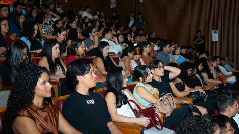 A foto mostra uma mesa comprida, coberta com toalha branca, onde vários homens de terno estão se...