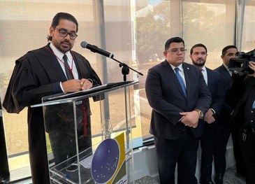 Imagem mostra uma mesa de sessão do Judiciário com vários homens adultos usando vestes formais p...