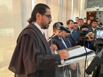 Imagem mostra uma mesa de sessão do Judiciário com vários homens adultos usando vestes formais p...