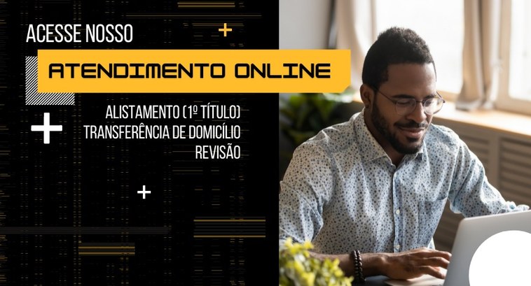 Do lado direito da imagem, homem sentado digitando na frente do computador; do lado esquerdo, co...