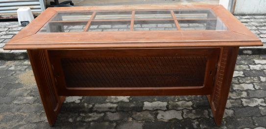 TRE-RR - Bens imóveis Uma mesa em madeira com vidro