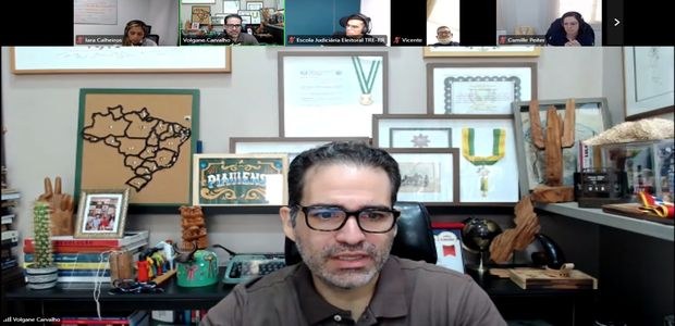 Captura de tela de uma reunião realizada por videoconferência. Na área principal da tela, aparec...