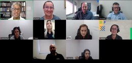 Captura de tela de uma reunião on-line em formato de grade, com várias pessoas conectadas por ví...