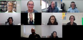 Captura de tela de uma reunião on-line em formato de grade, com várias pessoas conectadas por ví...