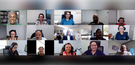 imagem de uma tela de reunião on-line em formato de grade. Há cerca de quinze janelas retangular...