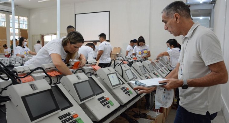 TRE-RR Carga e lacre das urnas 2022 Servidores do TRE-RR durante carga e lacre das urnas nas eleições 2022