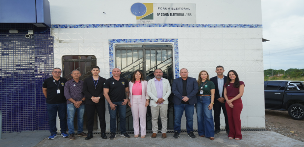 Foto de grupo em frente ao prédio do Fórum Eleitoral da 9ª Zona Eleitoral de Roraima (TRE-RR). D...