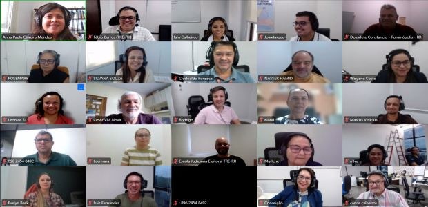 TRE-RR - Curso de Direito Eleitoral magem de uma tela de videoconferência com várias pessoas organizadas em pequenas janelas, forman...
