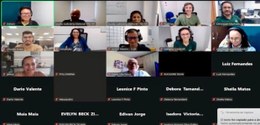 Captura de tela de uma reunião on-line em formato de grade, com vários participantes em janelas ...