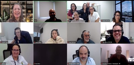 Captura de tela de uma reunião virtual realizada em plataforma de videoconferência. A tela está ...