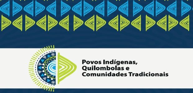 A imagem tem um fundo azul escuro com padrões geométricos repetidos na parte superior. Esses pad...