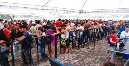 Eleitores aguardam na fila para atendimento no cartório da 5ª Zona Eleitoral no fechamento do ca...
