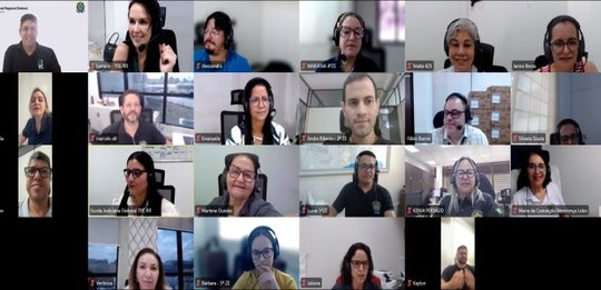 A imagem mostra uma reunião virtual com vinte participantes, cada um em sua própria janela de ví...