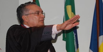 TRE-RR - Lupercino Nogueira Desembargador Lupercino Nogueira com a mão estendida fazendo o juramento
