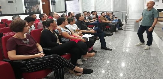 Palestrante fala para servidores no auditório