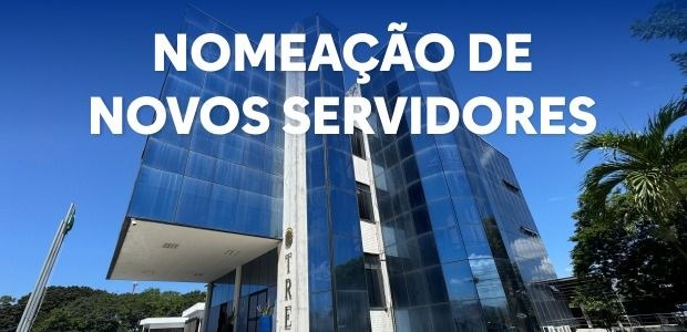 Imagem mostra a fachada envidraçada de um prédio do TRE-RR sob um céu azul. Na parte superior es...