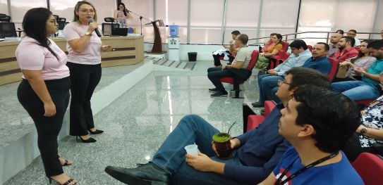 TRE-RR - Palestra Dia da Saúde Duas palestrantes em pé falam para servidores do TRE no plenário