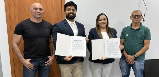 TRE-RR - Posse dois novos servidores do concurso unificado A imagem mostra quatro pessoas em pé, lado a lado, em um ambiente interno com paredes brancas e ...