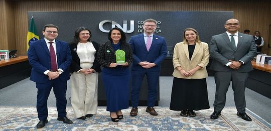 Foto oficial em ambiente institucional do Conselho Nacional de Justiça (CNJ). Cinco pessoas estã...
