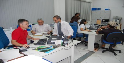 Servidor do TRE recebe requerimento de registro de candidatura