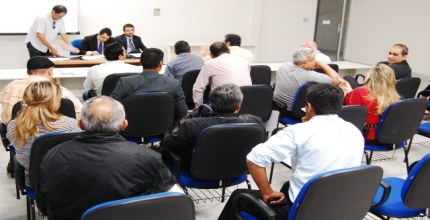 Representantes de partidos, juiz Jésus Nascimento e promotor José Rocha reunidos na 1ª Zona Elei...