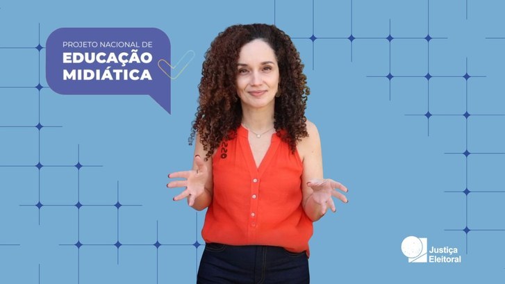 Tribunais Eleitorais atuam em rede para enfrentar a desinformação no Brasil A imagem mostra uma pessoa de cabelos cacheados, longos e volumosos, usando uma blusa sem mangas...