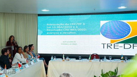 A imagem mostra um grande grupo de pessoas reunidas para uma foto oficial em um evento. São cerc...