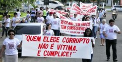 Dezenas de pessoas foram às ruas participar da Caminhada pelo Voto Limpo