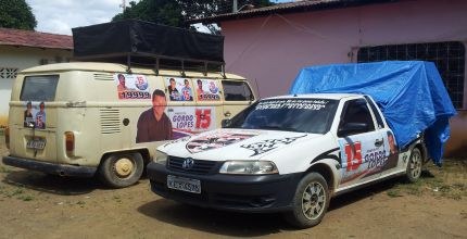 TRE-RR - carros de som apreendidos na Justiça Eleitoral Dois carros de som (saveiro e kombi) apreendidos no pátio da 6ª Zona Eleitoral, em Mucajaí
