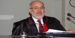 Desembargador Gursen De Miranda na bancada do Pleno