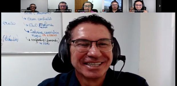 TRE-RR- Encontro sobre ambiente de trabalho saudável Imagem mostra uma videoconferência com seis participantes, todos usando fones de ouvido com micr...