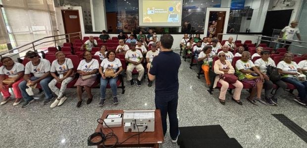 TRE-RR-  cabelos de Prata visita TRE A foto mostra um grupo de pessoas idosas sentadas em um auditório, assistindo a uma apresentação...