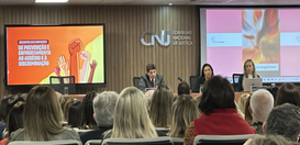 A imagem mostra um auditório cheio de pessoas assistindo a uma mesa de autoridades no Conselho N...