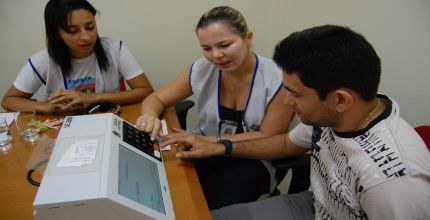 TRE-RR - Pessoa com deficiência é orientada a votar Técnicos do TRE orientam pessoa com deficiência a votar